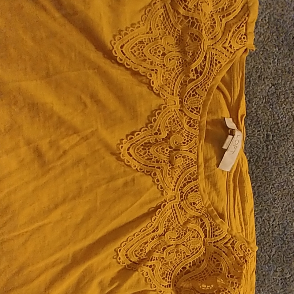 Sleeveless top with pretty detail - Picture 2 of 3